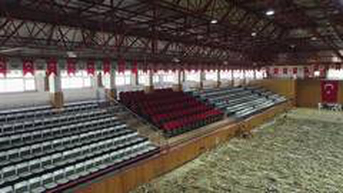Gölbaşı Belediyesi, Cumhuriyet Kapalı Spor Salonu'nun tadilat işlemlerine başladı