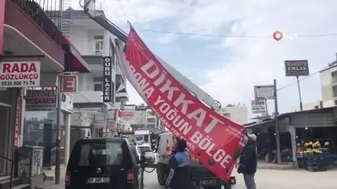 Hatay'da 'Dikkat korona yoğun bölge' yazılı afişler asıldı Hatay'da 'Dikkat korona yoğun bölge' yazılı afişler asıldı