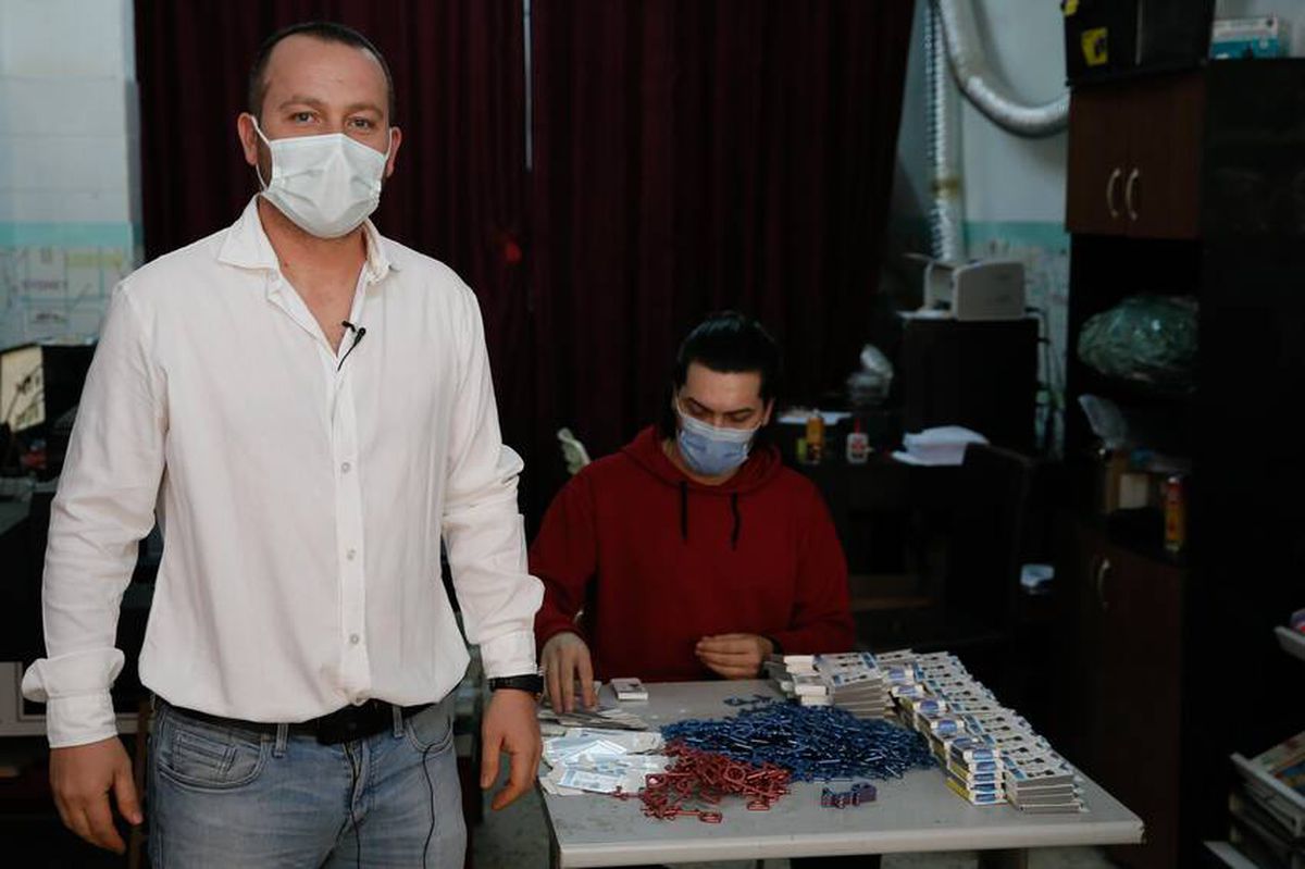 İzmirli girişimci teması azaltmak için geliştirdiği 'korona kancası'nı 7 ülkeye ihraç etti