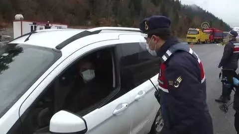 KASTAMONU - Jandarma ve polis il dışından gelenlerin ateşini ölçüyor