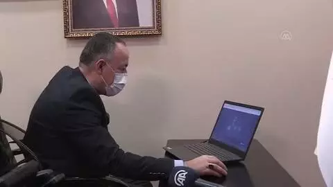 AFYONKARAHİSAR - Afyonkarahisar Belediye Başkanı Zeybek, AA'nın Yılın Fotoğrafları oylamasına katıldı