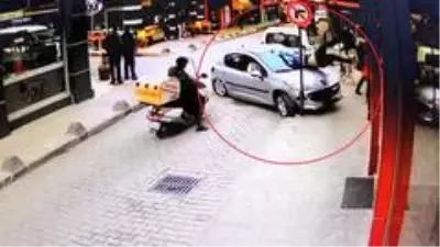 Kontrolden çıkan otomobil çarptığı yaya ile birlikte restorana böyle daldı Kontrolden çıkan otomobil çarptığı yaya ile birlikte restorana böyle daldı