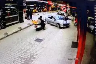 Kontrolden çıkan otomobil çarptığı yaya ile birlikte restorana böyle daldı Kontrolden çıkan otomobil çarptığı yaya ile birlikte restorana böyle daldı
