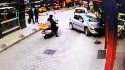 Kontrolden çıkan otomobil çarptığı yaya ile birlikte restorana böyle daldı Kontrolden çıkan otomobil çarptığı yaya ile birlikte restorana böyle daldı