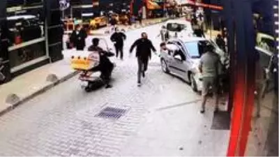 Kontrolden çıkan otomobil çarptığı yaya ile birlikte restorana böyle daldı Kontrolden çıkan otomobil çarptığı yaya ile birlikte restorana böyle daldı