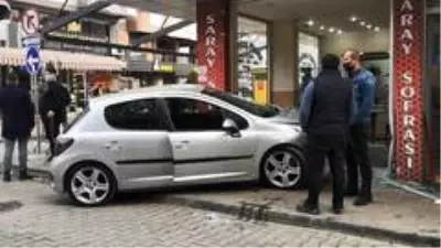 Kontrolden çıkan otomobil çarptığı yaya ile birlikte restorana böyle daldı Kontrolden çıkan otomobil çarptığı yaya ile birlikte restorana böyle daldı