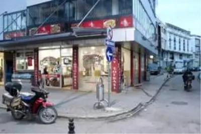Kontrolden çıkan otomobil çarptığı yaya ile birlikte restorana böyle daldı Kontrolden çıkan otomobil çarptığı yaya ile birlikte restorana böyle daldı
