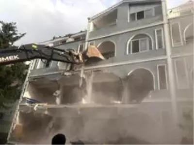 Marmaris'te riskli binaların yıkım işlemleri devam ediyor Marmaris'te riskli binaların yıkım işlemleri devam ediyor