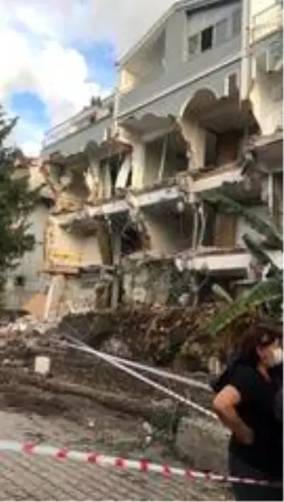 Marmaris'te riskli binaların yıkım işlemleri devam ediyor Marmaris'te riskli binaların yıkım işlemleri devam ediyor
