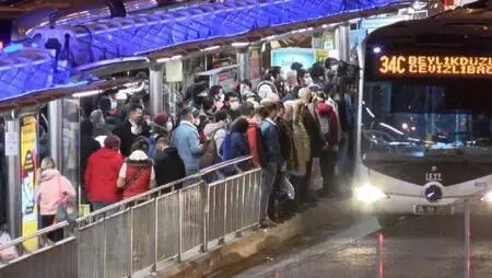 İstanbul'da sokağa çıkma kısıtlaması öncesi hareketlilik İstanbul'da sokağa çıkma kısıtlaması öncesi hareketlilik