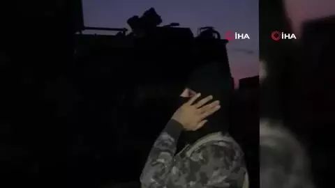 Son dakika haberleri: Özel harekat polisi zırhlı araçta 5 vakit ezan okuyor Son dakika haberleri: Özel harekat polisi zırhlı araçta 5 vakit ezan okuyor