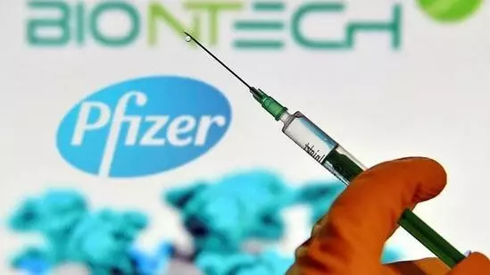 Pfizer ve BioNTech'in geliştirdiği koronavirüs aşısını yaptıran 4 gönüllüde yüz felci görüldü Pfizer ve BioNTech'in geliştirdiği koronavirüs aşısını yaptıran 4 gönüllüde yüz felci görüldü