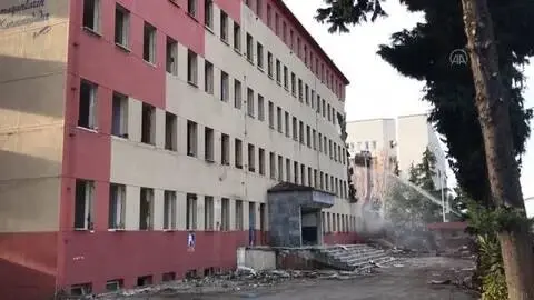 Rize Emniyet Müdürlüğünün eski binası yıkılıyor Rize Emniyet Müdürlüğünün eski binası yıkılıyor
