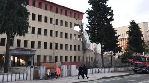 Rize Emniyet Müdürlüğünün eski binası yıkılıyor Rize Emniyet Müdürlüğünün eski binası yıkılıyor