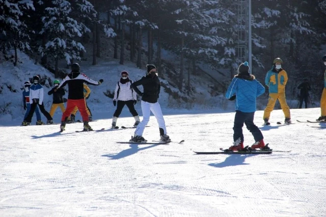 Sağlıkçılara motivasyon için kayak kursu düzenlendi
