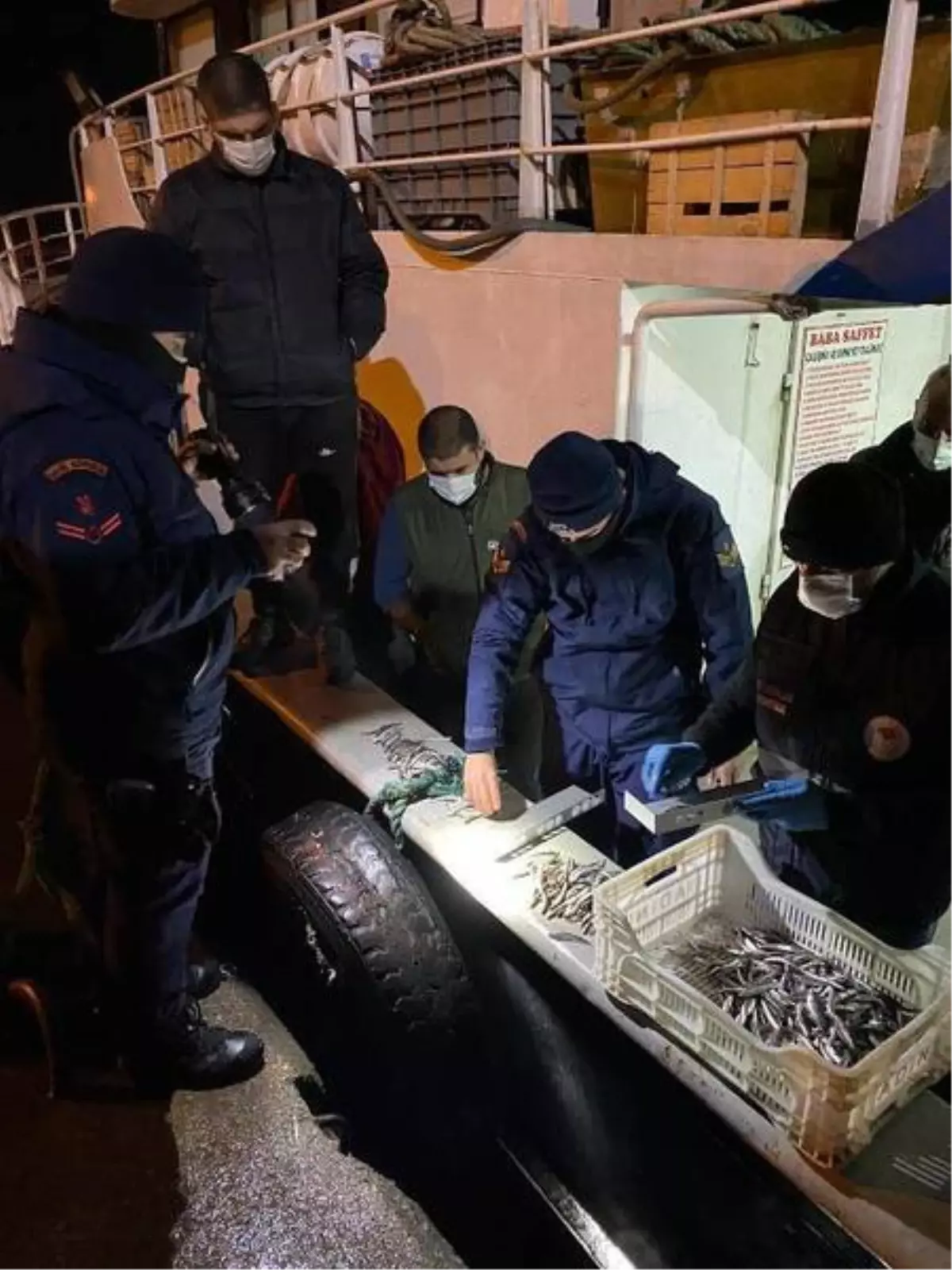 Sahil Güvenlik ekiplerince yapılan denetimde 15 ton hamsiye el konuldu