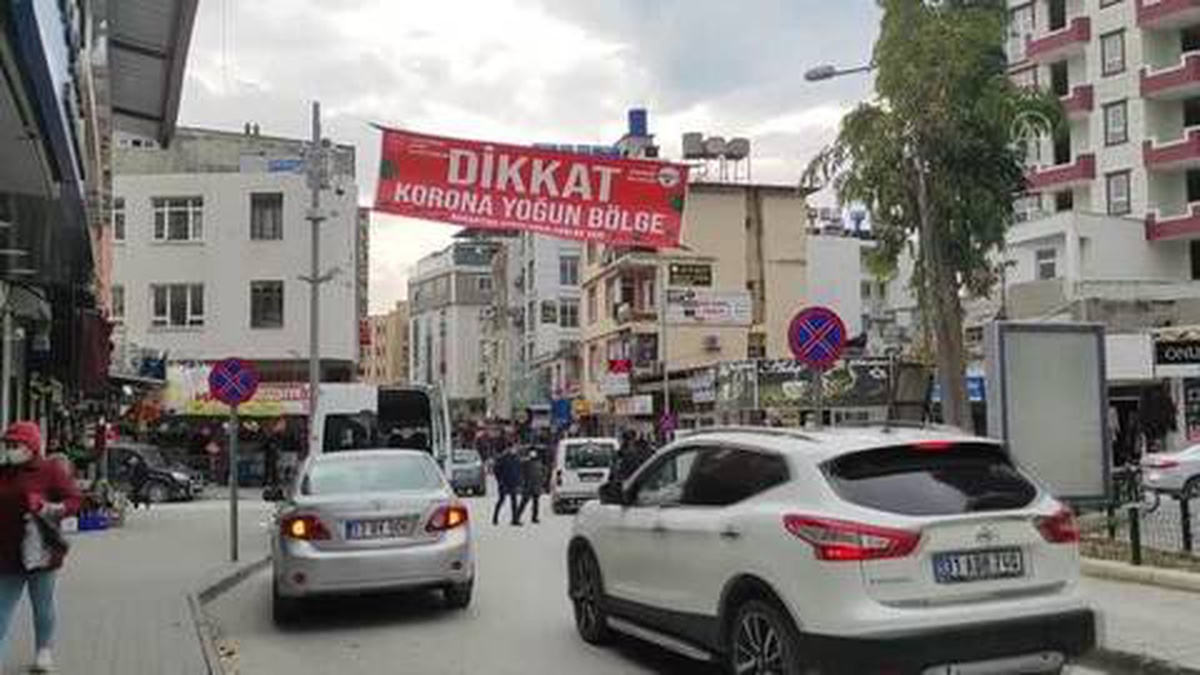 Samandağ'da bazı caddelere 'korona yoğun bölge' afişi asıldı