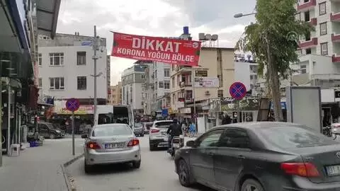 Samandağ'da bazı caddelere 'korona yoğun bölge' afişi asıldı Samandağ'da bazı caddelere 'korona yoğun bölge' afişi asıldı