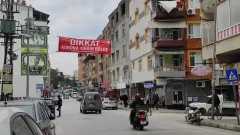Samandağ'da bazı caddelere 'korona yoğun bölge' afişi asıldı Samandağ'da bazı caddelere 'korona yoğun bölge' afişi asıldı