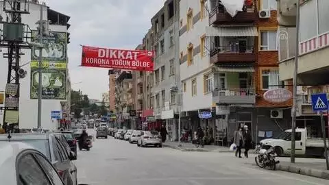 Samandağ'da bazı caddelere 'korona yoğun bölge' afişi asıldı Samandağ'da bazı caddelere 'korona yoğun bölge' afişi asıldı