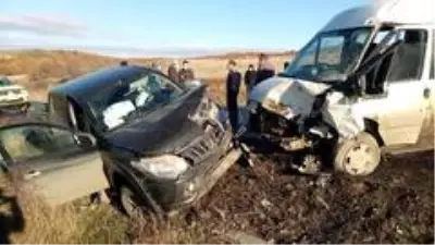 Tekirdağ'da minibüsle kamyonet çarpıştı: 4 yaralı Tekirdağ'da minibüsle kamyonet çarpıştı: 4 yaralı
