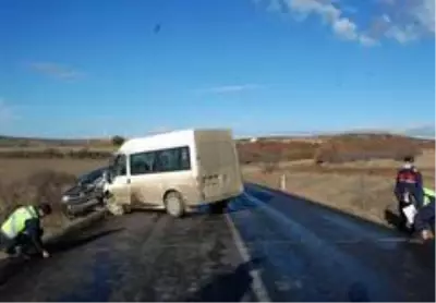 Tekirdağ'da minibüsle kamyonet çarpıştı: 4 yaralı Tekirdağ'da minibüsle kamyonet çarpıştı: 4 yaralı