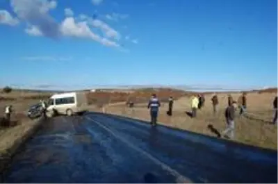 Tekirdağ'da minibüsle kamyonet çarpıştı: 4 yaralı Tekirdağ'da minibüsle kamyonet çarpıştı: 4 yaralı
