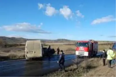Tekirdağ'da minibüsle kamyonet çarpıştı: 4 yaralı Tekirdağ'da minibüsle kamyonet çarpıştı: 4 yaralı