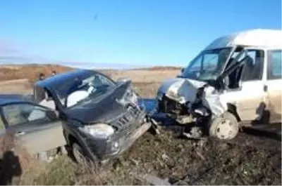 Tekirdağ'da minibüsle kamyonet çarpıştı: 4 yaralı Tekirdağ'da minibüsle kamyonet çarpıştı: 4 yaralı