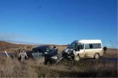 Tekirdağ'da minibüsle kamyonet çarpıştı: 4 yaralı Tekirdağ'da minibüsle kamyonet çarpıştı: 4 yaralı