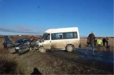 Tekirdağ'da minibüsle kamyonet çarpıştı: 4 yaralı Tekirdağ'da minibüsle kamyonet çarpıştı: 4 yaralı