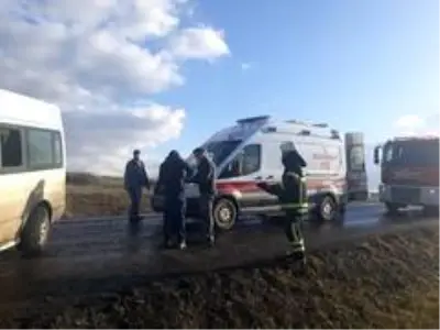 Tekirdağ'da minibüsle kamyonet çarpıştı: 4 yaralı Tekirdağ'da minibüsle kamyonet çarpıştı: 4 yaralı