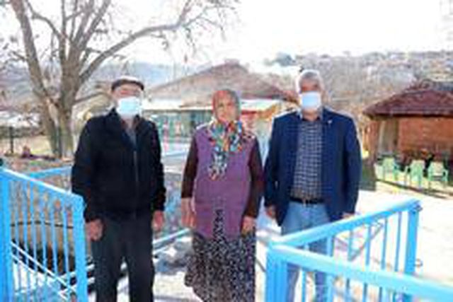Yaşlı çiftin kefen parasını bıçak zoruyla gasbeden zanlılar, adliyeden ellerini kollarını sallayarak çıktı