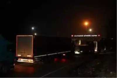 Türkiye'nin 81 ilinden Suriye'ye gönderilen 350 yardım tırının, sınır geçişi başladı Türkiye'nin 81 ilinden Suriye'ye gönderilen 350 yardım tırının, sınır geçişi başladı