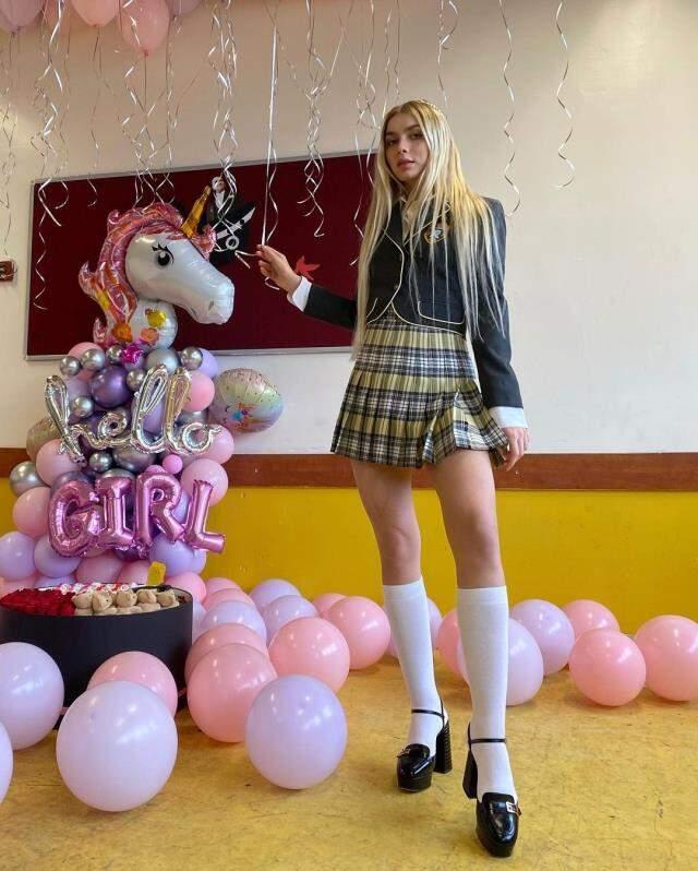 Aleyna Tilki�nin mini etekli dizi kostümü takipçilerini ikiye böldü