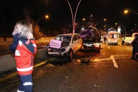 Son Dakika Haberleri Ankara Da Uygulama Noktasina Dalan Otomobil Zincirlemeye Kazaya Neden Oldu 4 Yarali Haberler