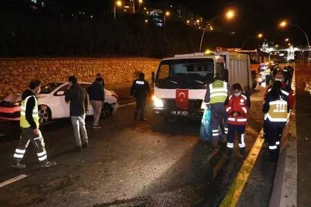 Son Dakika Haberleri Ankara Da Uygulama Noktasina Dalan Otomobil Zincirlemeye Kazaya Neden Oldu 4 Yarali Haberler