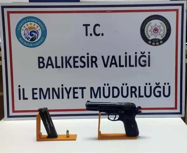 Balıkesir�de polis 20 aranan şahsı yakalarken, 3 silah ele geçirdi