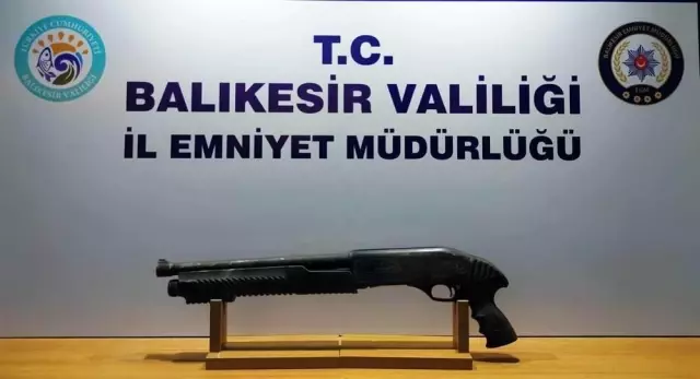 Balıkesir�de polis 20 aranan şahsı yakalarken, 3 silah ele geçirdi