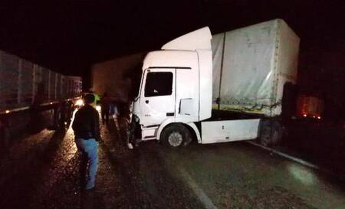 Bariyerlere çarpan TIR'dan fırlayan sürücü, denize düşerek kayboldu