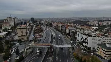 Boş kalan meydanlar ve yollar havadan görüntülendi Boş kalan meydanlar ve yollar havadan görüntülendi