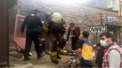 Bursa'da demir doğrama atölyesinde çıkan yangında 2 kişi yaralandı Bursa'da demir doğrama atölyesinde çıkan yangında 2 kişi yaralandı