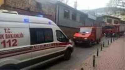 Bursa'da demir doğrama atölyesinde çıkan yangında 2 kişi yaralandı Bursa'da demir doğrama atölyesinde çıkan yangında 2 kişi yaralandı