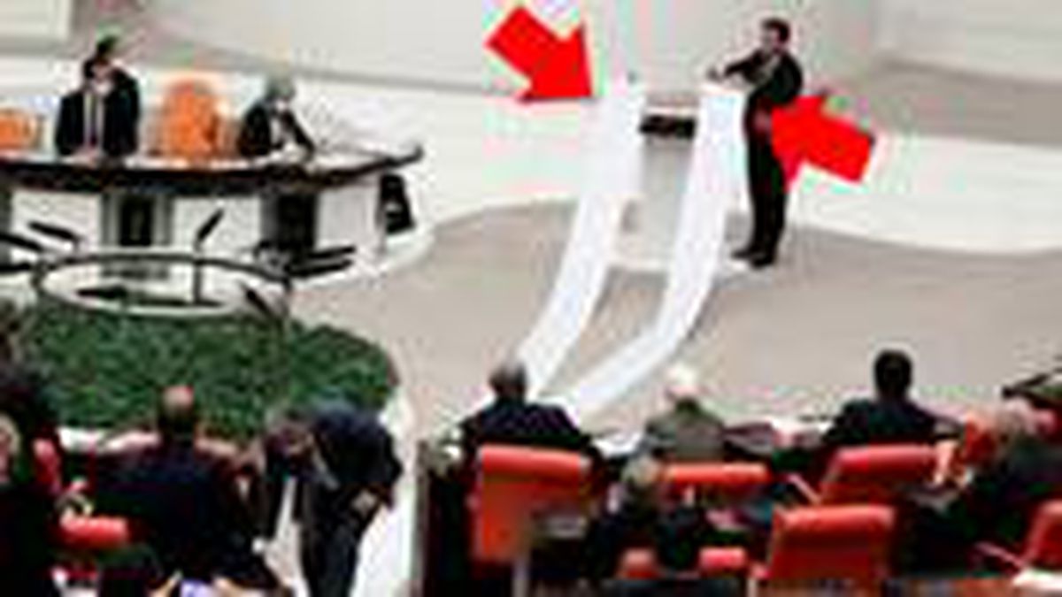 CHP'li vekilden Meclis'te rulolu eylem: CHP'nin yaptıkları 15 metre, AKP'nin sattıkları 13 metre