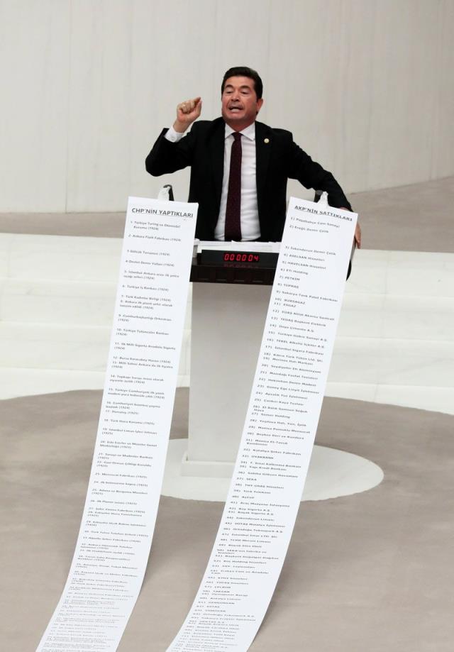 CHP'li vekilden Meclis'te rulolu eylem: CHP'nin yaptıkları 15 metre, AKP'nin sattıkları 13 metre