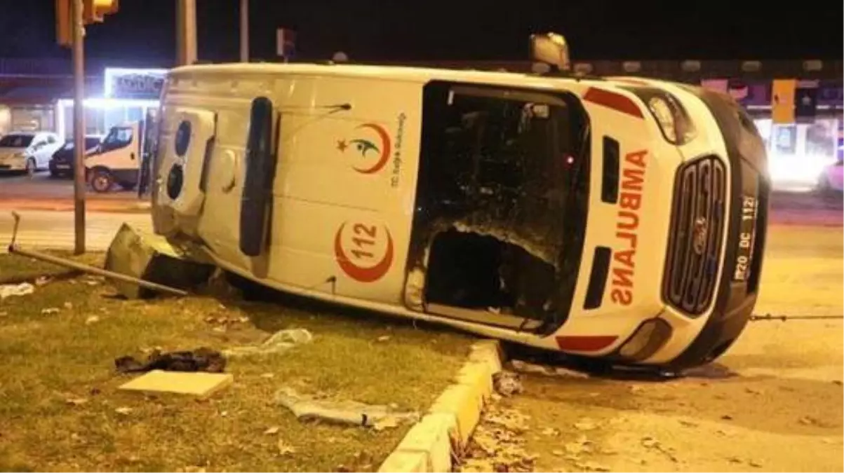 Devrilen ambulansta sağlık görevlileri bebeğe siper olmuş