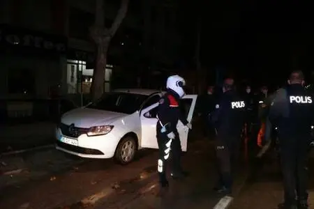 'Dur' ihtarına uymayıp kaçtılar, kovalamaca sonucu yakalandılar 'Dur' ihtarına uymayıp kaçtılar, kovalamaca sonucu yakalandılar