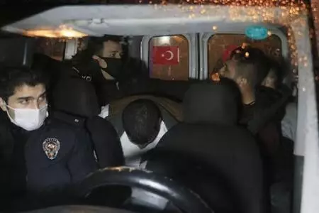 'Dur' ihtarına uymayıp kaçtılar, kovalamaca sonucu yakalandılar 'Dur' ihtarına uymayıp kaçtılar, kovalamaca sonucu yakalandılar