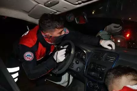 'Dur' ihtarına uymayıp kaçtılar, kovalamaca sonucu yakalandılar 'Dur' ihtarına uymayıp kaçtılar, kovalamaca sonucu yakalandılar