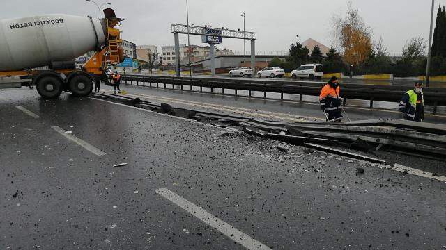 Faciadan dönüldü! Tır metrobüs bariyerlerini biçti, trafik durdu